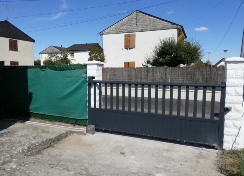 Avant / Après : remplacement et motorisation d’un portail coulissant en Indre-et-Loire (37)